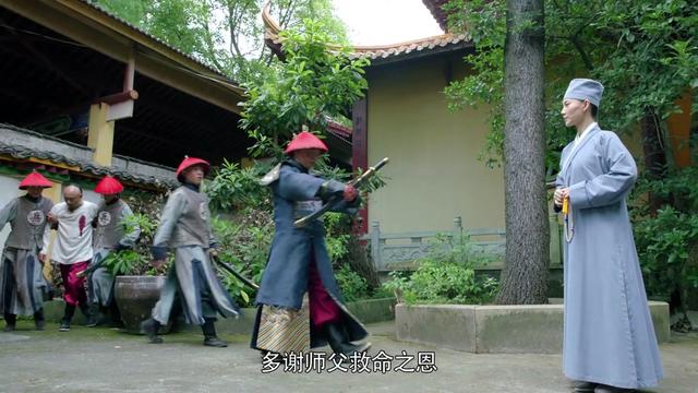 陈廷敬处置科场舞弊案,卷入党争,最终扳倒明珠、索额图 康熙二十三年,陈廷敬受康熙之命处置顺天乡试科场舞弊案,因而卷入了明珠党和索额图党的党争。陈廷敬沉着应对,既避免了各党的拉拢,又妥善处置了舞弊案,挖出了背后的索额图势力。
扳倒了索额图一党,深得康熙赏识。康熙任命陈廷敬改革弊政,陈廷敬大刀阔斧肃清朝廷内部渎职舞弊的不正之风,改革铜钱制度,清查明珠党羽王继文贪污案,遭到明珠一党的疯狂反扑。
他们借揭发陈廷敬的亲家、湖广巡抚张汧贪腐一案对陈廷敬展开了攻击,导致陈廷敬被罢官。
陈廷敬以退为进,最终查出了明珠买官卖官结交朋党的罪证,以结党营私、贪财纳贿之罪罢黜了明珠。此后,康熙再次起用陈廷敬为左都御史,陈廷敬纠劾百司、惩治贪墨,以“陈阁老”之名流芳青史。