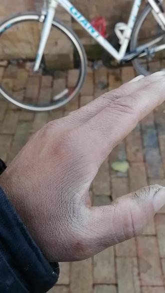 此时我想起了小学的一篇课文:《手》我的手有点像陈秉正的手,五个手指就是五路财神,它可以创造幸福美满的生活。我把干活当成一种享受,干活不低贱,劳动更不丢人。