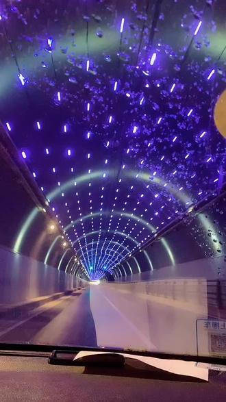 六安金寨的网红隧道外面皑皑大雪里面一片星空不一样的惊叹呀太美了