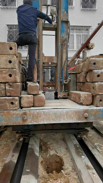 这三百多万的别墅,没桩真是不行,深度10米,每个承台8根桩!单桩极限承载力50至60吨!