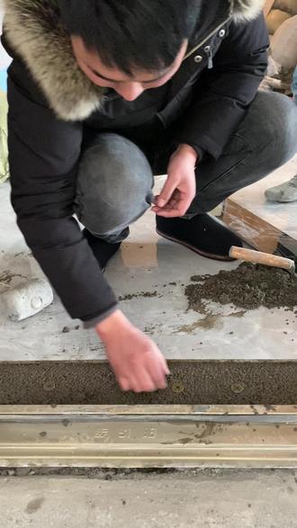 进户过门石下放五带钱,挡住外来的煞气,留住家里的福气财气。寓意:‘福宅平安,招财进宝,圖家安康,大吉大利!#过门石