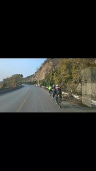 骑行是一项很适合大众的运动,在享受大自然美景中让身心得以锻炼,让骑行成为一种生活。
2022.11.5与学府街喜德盛打卡桃花沟(西铭上一线天已封山,杜儿坪下#记录生活记录自己感恩所有的遇见 #最美的风景在路上而不在终点 #享受运动带来的快乐 #愿一切美好与我们相伴 )