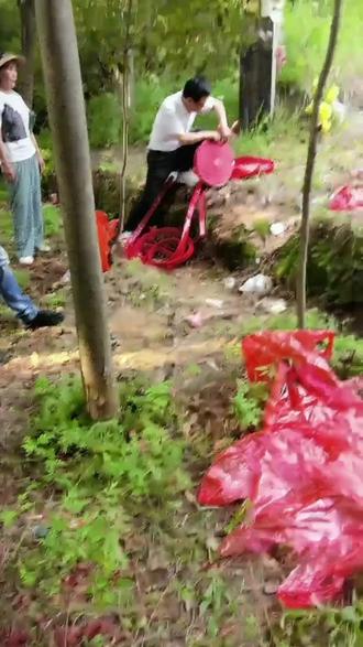 今天是父亲的五七,我们这里有一种说法:五七三十五,儿女来诉苦。民间传说逝去的亲人在奔赴黄泉的路上要经历7次磨难,活着的亲人在他们经历磨难时祭祀,是为了帮助他们度过这一个个难关,每隔七天祭祀一次,共四十九天,称为“做七”。其中最难过关的是五七,这一关,是阎王爷决定逝者是转世投胎还是到阴间受苦。
这一天,如果儿女在哭诉中数说逝者在人间所受的苦难,可以打动阎王爷,从而让亡人直接转世。我愿意相#从此你长眠我长念 #天堂里没有痛苦没有重大疾病 信这是真的。父亲所受的苦,是绝对让他有资格再生为人的。