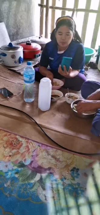 泰国人用餐好简单!一不用筷子二不用桌子🤣🤣