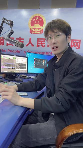 教一位山东主播说莆田话谢谢怎么这么难。。。#欢乐办公室 #办公室趣事 我谢谢他。。