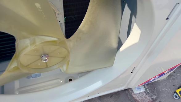 内机H4,重启到外机等着,没动静,一摸,压缩机原来在运转,风扇没动,风扇电容坏了?一查,没问题!风扇坏了?最后