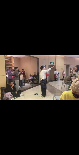 人真的巨多,我五点多排号的,两个小时才轮到,正好碰到门口要表演科目三,就是小男孩太害羞了#海底捞