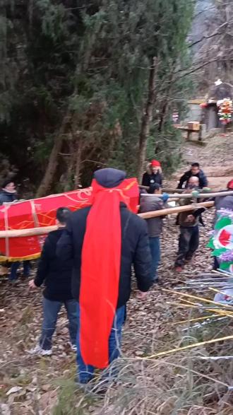 五世同堂的百岁外祖母驾鹤西去
子子孙孙们披麻带红孝送她安息
见棺发财见棺发财见棺发财发财