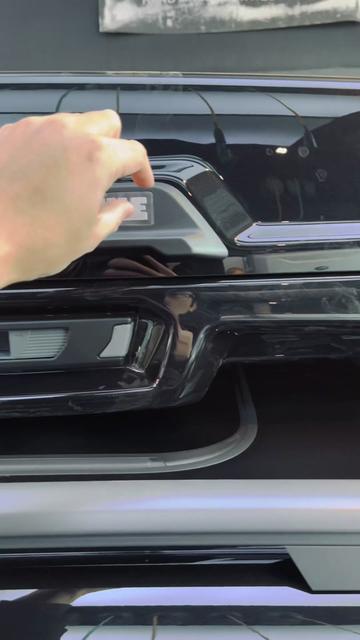 年初换装的Vector Alpine。相比灵动800空间更大了,造型更霸气,并且特意在扰流方面下了很多功夫。可以说是目前最好的选择#thule #奥迪 #allroad #瓦罐车 #旅行车