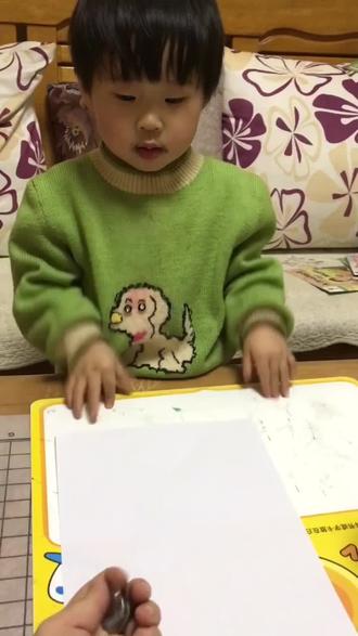 🎀亲子时光-硬币拓印🪙
🎨把硬币放在A4纸下面,让宝宝用彩铅涂出硬币所在的位置,画出不同面值硬币的拓印,拓印完成后,再把硬币摆在自己拓出的对应图案上,就可以做硬币匹配游戏了