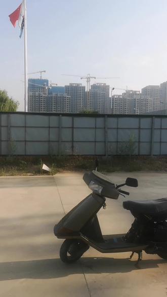 一代经典名车:本田名流SPACY80,1984年出厂,四冲程立缸发动机,电子液晶显示屏,链条式三级自动变速。故障:气门油封损坏,导致烧机油,已装配修复,调试过程中............