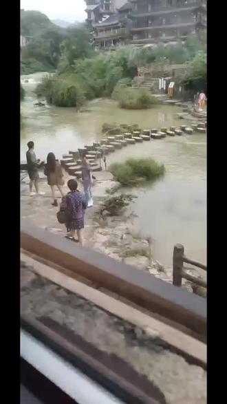 第一次近距离明星!花儿与少年第4季,相约走进(芙蓉镇)有杨幂,张凯丽,刘敏涛,赵丽麦,李斯丹妮,韩东君,丁程鑫,等明星光临芙蓉镇!经过我们店门口,很幸运隔门槛近距离明星!美哒哒 🤗🌹🌹