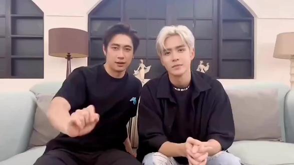 你们两口子名字好港😛Jam不愧是音乐老师,唱歌真好听!Film的老公和老婆一起唱歌了!Film提刀赶在来的路上😂😂😂
#泰剧cp#泰星film#jam#歌曲分享