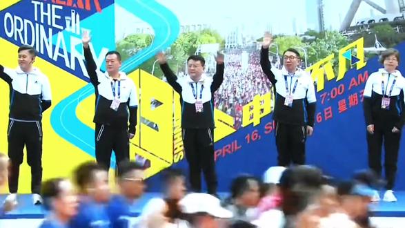 对标白金标赛事,2023年上海半马诠释最顶级保障
据统计,共有来自沪上七所高校的1872位学生投入志愿者工作,分布在存取衣服务、路线指引、能量补给、奖牌发放、完赛包发放、芯片计时等46组岗位。
安全更是每场马拉松赛事的底线。在东方体育中心终点线附近,东方医院南院、上海市第七人民医院、浦明医院、周浦医院、浦东新区人民医院、复旦大学附属浦东医院、浦东新区公利医院等七家医院副院长正在医疗车内进行指挥工作。
据悉,为服务今年上海半马,每家医院均派出近20名医生赴比赛现场支援。复旦大学附属浦东医院副院长熊伍军表示,由于赛时最高气温达26℃,因此今年工作的重点是中暑医疗保障。“虽然我们医院已经服务赛事多年,但这是我们准备最充分的一次。无论是前期开展三次培训,还是大量的药物储备量,都是史无前例。”
一组数据能更直观地体现上海半马对赛事安全的追求——本次赛事起终点设置五个医疗站点,沿途设18个医疗站点,配有18辆救护车,23组由医生与急救志愿者组成的急救队身背AED骑车往返巡逻。
此外,为应对高温,组委会在沿途配备了三处冰站、六处喷淋站,放置两辆雾炮车,通过多种手段帮助参赛者快速物理降温。上海东浩兰生赛事管理有限公司总经理朱骏炜坦言,“在此次比赛的医疗和赛事安全的保障方面,我们做到了极致。无论从数量还是质量,都根据最高配置去保障。”
数千名不同岗位工作人员共同付出,确保了赛事成功举办,也以比肩白金标赛事的服务标准,让所有跑者体会到专业、高效、细致的服务。自2015年上海半马创赛以来,上海建立起“一城双马”的路跑赛事格局。去年荣膺世界田联标牌赛事的上海半马,今年将向银标赛事的荣誉发起冲击。
昨日赛事圆满落幕,标志着上海半马朝着这一目标迈出坚实一步,也更有底气冲击“一城双白金”的目标。朱骏炜表示,“我们的终极目标是将上海半马也打造成白金标赛事,将上海打造成双白金标赛事城市,助力上海体育国际大都市建设。拥有两场白金标赛事,目前全世界还没有一座城市能够做到这一点。”
#大数据让我们相遇 #上海 #上海马拉松 #体育精神 #热点