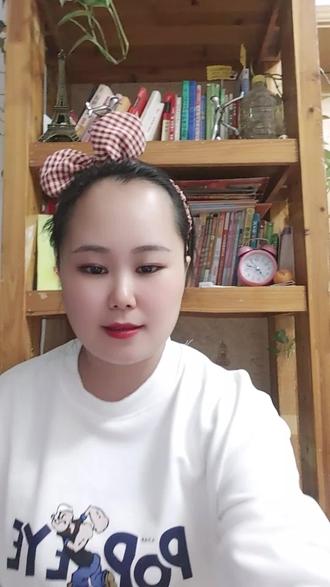 手指游戏:《炒鸡蛋》
一根手指到点油
两根手指打鸡蛋
三根手指撒点盐
四根手指炒鸡蛋
五根手指端起来
一口一口吃掉它
#做一个简单快乐的成年人