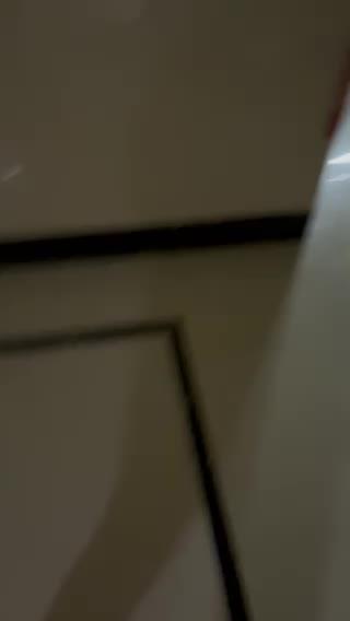 我跟老婆说下楼关车灯,老婆非要用保鲜膜把我的嘴缠起来😓,我想这可难不倒我,叉腰抽起了烟,结果。。。道高一尺魔高一丈😅😅😅