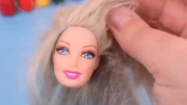 芭比娃娃手工教程:手把手教你给娃娃换发型,做时装,焕然一新#手工娃衣 #芭比娃娃手工 #娃衣 #手工教程 #女孩玩具 #改娃 #打扮娃娃 #娃娃换装