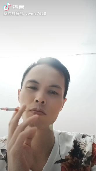 两耳不闻窗外事,一心只想做傻人。难得糊涂,活得自在。😄不想左右为难,那就闲云野鹤。看电影总比演戏的人自在潇洒😄