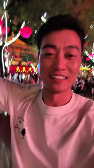 我见玫瑰,始于荆棘之上,可以晚点,但别不坚定❤️#人山人海的大唐不夜城