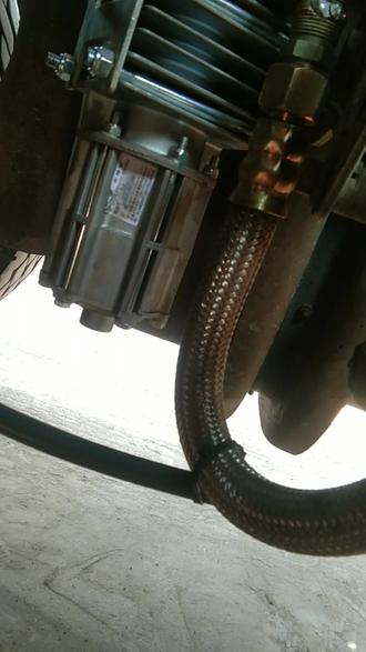 欧曼车配康明斯发动机如果气路有水可以加装一个冷凝器根治气路有水问题。