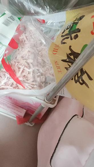 小样意思是让给它拿吃的呢