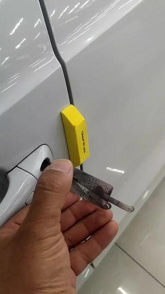 某展厅奥迪Q3两把钥匙锁在车内,技术开锁
