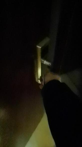 来娄底新化县出差,入住新城洲际酒店,发现房间的门用卡片插门缝就能直接打开,大家出门在外留个心#安全第一