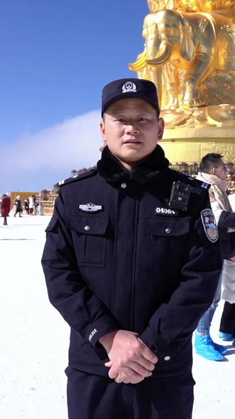 #新春我在岗 春节来峨眉山,好耍的多!滑雪、泡温泉、观猴、赏奇观……但在开心游玩的同时也一定要注意安全!点赞收藏视频了解详情→#共筑平安中国年 #平安春运手册 #平安四川有我
