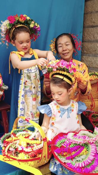 蟳埔女头上簪花围,象征着勇敢、奔赴、热爱~#小geogeo
