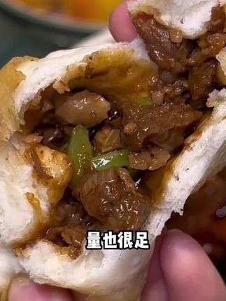 炉锅包子，爆汁量还足，想吃的快来巷子里尝尝吧#吃螃蟹 #快来一起尝个鲜 #妈呀太香了 #是时候安排一下了 #美味一刻满满是真
