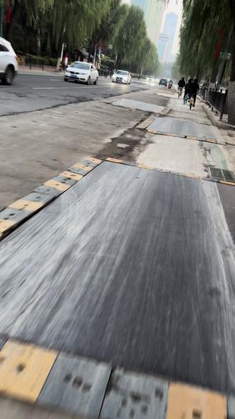 2023泉城马拉松还有半个月就要鸣枪起跑了,起点的马路依然在开膛破肚,难道注定这是一届钢板上的马拉松吗?#钢板上的济南 #泉城马拉松