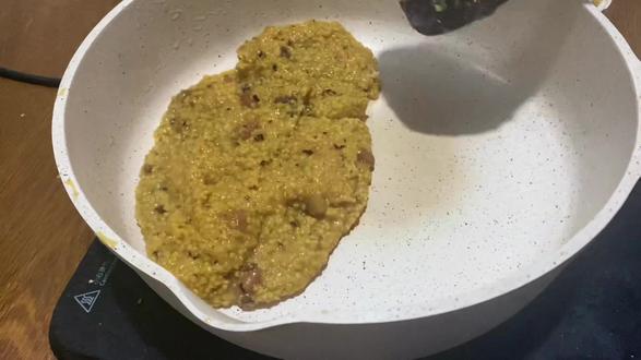 #青州美食 这一次出一个完整版的#糗糕 煎炒教程 最好使用我这种黏稠不干的传统糗糕这样加工后的口味是绵糯的 这次选用的是香油 吃不太习惯的可以用花生油代替来看一下#杨丰居糗糕 煎炒以后的形态吧