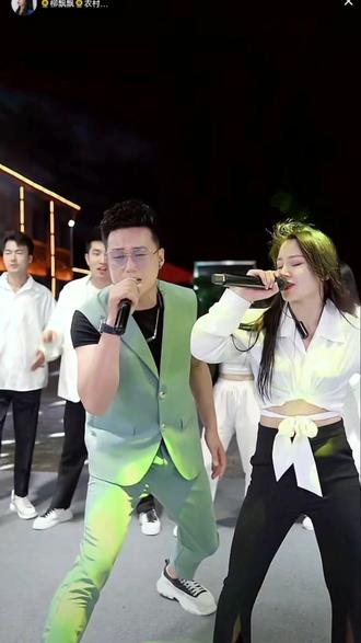 阿依妞妞,海玛塔莎,洛彝语意思是:女孩不要伤心,遗失的别怀恋,失去的别留恋,一切美好将会从新开始!#户外唱歌 #实力派歌手 #永远支持你 @🌻柳飘飘🌻农村户外