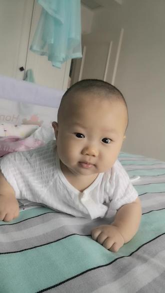 才睡醒的小光头