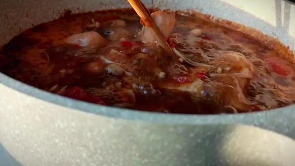 红红火火的酸辣番茄鱼火锅~~ 真的太喜欢酸辣口味了~~ #抖音美食推荐官 #美好就在不远处 #跟着抖音学做菜 @抖音小助手