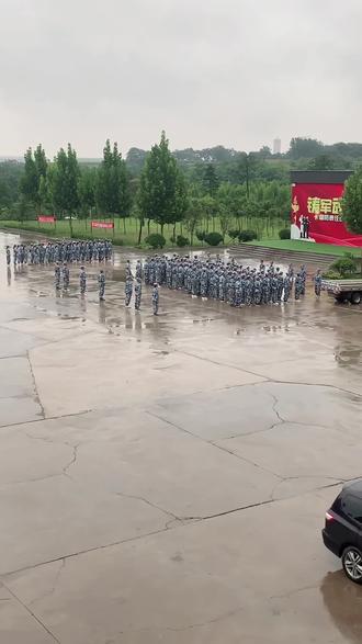 十分钟吃饭 四个小时睡觉 十二个小时不碰手机 再次温习温习功课,磨棱角 褪优越 沉下心#军训