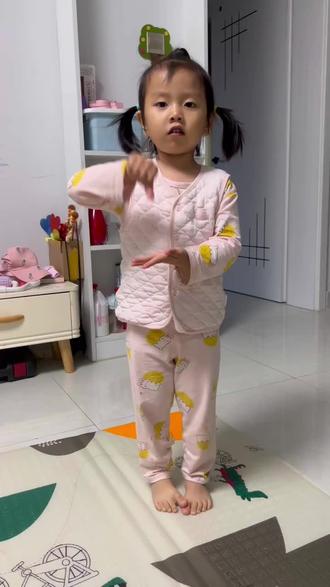 手指游戏《蛋炒饭》
一根手指倒点油,
两根手指打个蛋🥚 ,
三根手指撒点盐,
四根手指炒一炒,
五根手指翻一翻,
香喷喷的蛋炒饭。