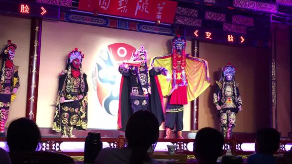 成都~盖碗梨园:变脸。强烈推荐来成都耍的朋友去看戏:川剧、杂技、手影、功夫茶……实在太精彩!