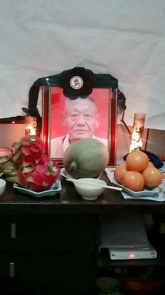 一对蜡烛放两边,四盘水果放中间。哥哥一路走好