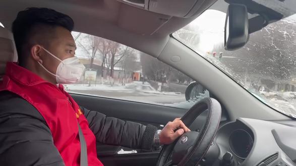 寒风中,社区工作人员坚守岗位的身影,让贾飞虎感动不已。他主动加入了社区志愿服务工作中,还将私家车提供出来作为防疫保障车,开启了他从未有过的“飞驰人生”。作为普通居民,贾飞虎用自己的行动,诠释了一名志愿者全心全意帮助他人的大爱精神。#志愿服务 #疫情防控不松懈 @DOU+小助手