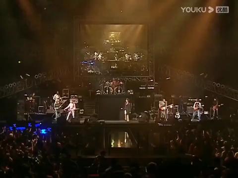 不要太燃,不要太炸,心情不好,内心压抑得不到释放的时候,不妨带上耳塞,闭上眼睛,调大音量跟着节奏摇起来#前奏一响拾起多少人的回忆 #音乐现场 #神级现场 #beyond #beyond永远的beyond