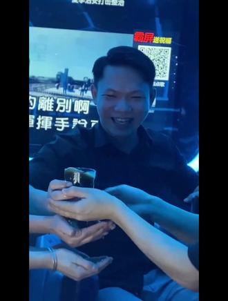 团建的时候,我们喝酒都是认真的,给你帝王般的待遇😂😂😂