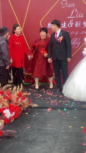 喜婆婆拽着岳母的手就上场了,喜婆婆一看就是大大方方的人!