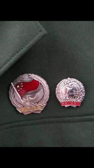 我要把你塞进我的背囊里,然后带回家,因为我是浪漫的退役军人!#纪念章 #徽章 #教官 #国防服役章 #退伍季 #最可爱的人 #兵 #退伍 #军旅