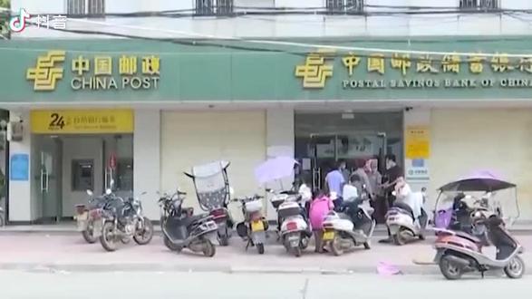 最新消息邮政银行卡突然被冻结了,以后微信支付宝只要绑定了卡,都不能在网上买东西,今天下午去邮政银行柜台去办理,目前还没有解决问题,还说钱不能去取款机里面取非要去柜台才能把钱取出来,幸亏我卡里的钱不多才几百块钱,邮政好恶心啊,以后再也不相信邮政银行了😭😭