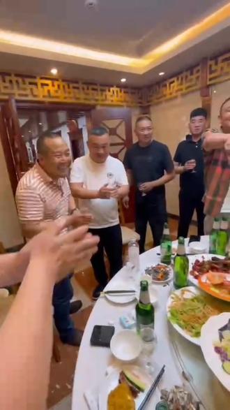 厉害了,两桌互砸雷子,喝酒我们都是认真的。