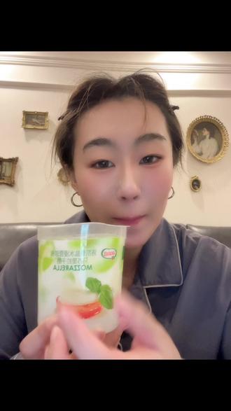 #vlog日常 满怀期待的蹲到山姆这个水泡干酪,吃起来味道一开始觉得不错,后期越来越觉得是奇怪的味道让我想起了澡堂子打奶浴的味道🤯🤯🤯#零食推荐 #从明天起做个幸福的人
