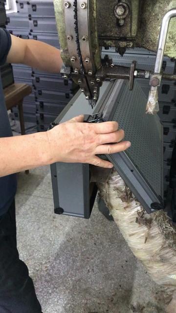 #工厂实拍视频 #铝箱生产厂家 #专业生产厂家 带锁铝合金工具箱展示,长型收纳箱,可以收纳鱼竿,演奏长件物品(如短笛,笙箫,唢呐),多种尺寸选择,可定做内衬