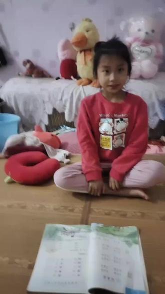 二年级上册,(一只海鸥,一条帆船,一艘军舰,一处港湾,)说的是海边美景,(一方鱼塘,一块稻田,一行垂柳,一座花园,说的是田园风光。一道小溪,一座石桥。一丛翠竹,一群飞鸟,说的是山区美景。)