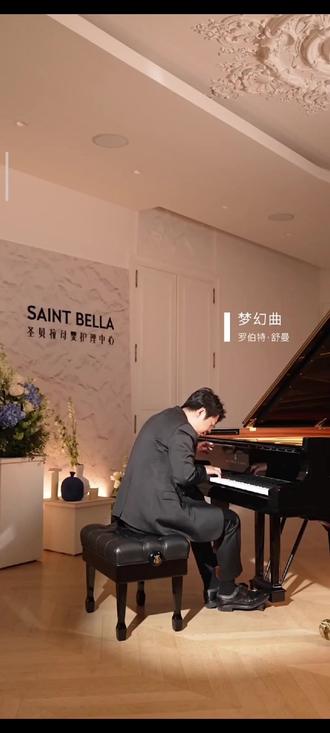 《梦幻曲》是舒曼所作最著名的曲子,选自《童年情景》第7首。1838年,热恋中的舒曼写信告诉克拉拉:“记得有一回你对我说:‘有时在你面前我真像个孩子。’无论是不是这句话的影响,总之,我突然有了灵感,即席写了一些有趣的小品。”这其中,就有《梦幻曲》,可以说,这首《梦幻曲》也算是罗伯特·舒曼写给他的恋人克拉拉的一封情书。在《童年情景》中,有的描写新生儿的恬静纯真、有的描写儿童嬉闹玩耍,这首《梦幻曲》描绘的是孩子们躺在妈妈身边,甜甜的进入梦乡的情景。钢琴轻柔的诉说着,仿佛是母亲温柔的摇篮曲,也像是孩子在梦想中均匀的呼吸声。这首曲子,让周围的空气都变得温柔起来了。舒曼以这种微妙细腻的情感为切入点,生动地再现了童年时代如诗的境界,并藉此表达了对爱妻克拉拉如梦的情愫。#郎朗